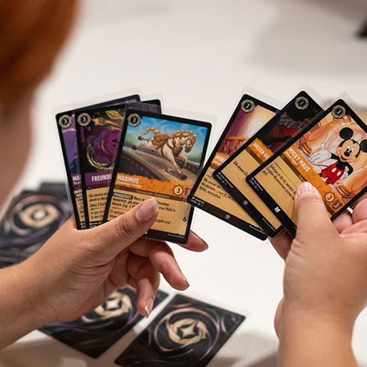 Museum Ravensburger_Frau beim Spielen von Disney Lorcana