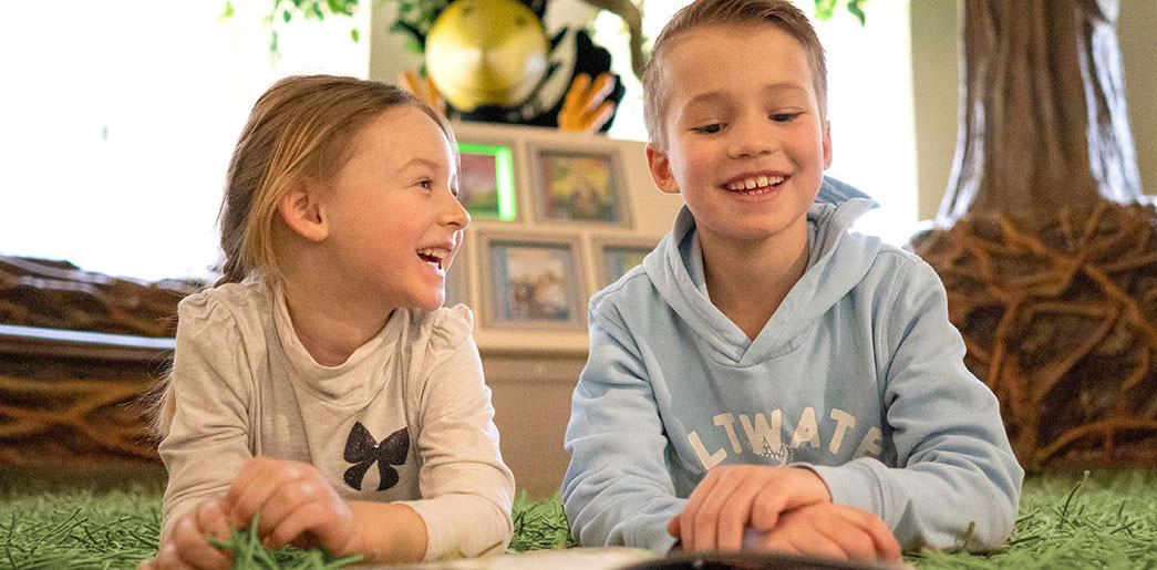 Museum Ravensburger_Frau beim Spielen von Disney Lorcana