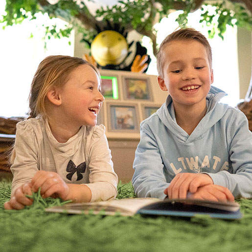 Museum Ravensburger_Frau beim Spielen von Disney Lorcana