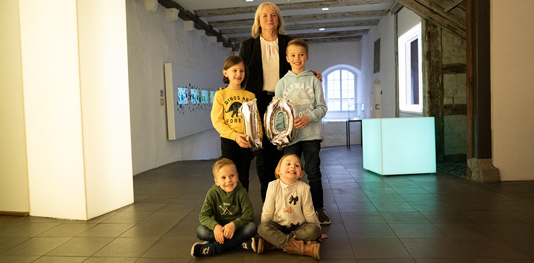 Museum Ravensburger_Presse_Geschäftsführerin Siglinde Nowack und Kinder im Museum Ravensburger