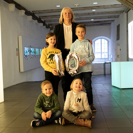Museum Ravensburger_Presse_Geschäftsführerin Siglinde Nowack und Kinder im Museum Ravensburger