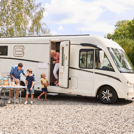 Wohnmobil-Stellplatz_Bild_Familie mit C-tourer Wohnmobil