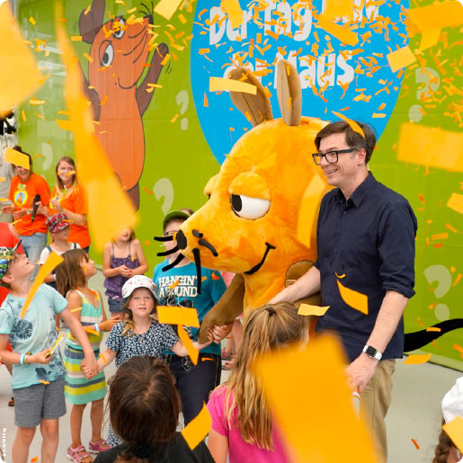 Presse_Bild_Ralph Caspers am Tag mit der Maus im Ravensburger Spieleland